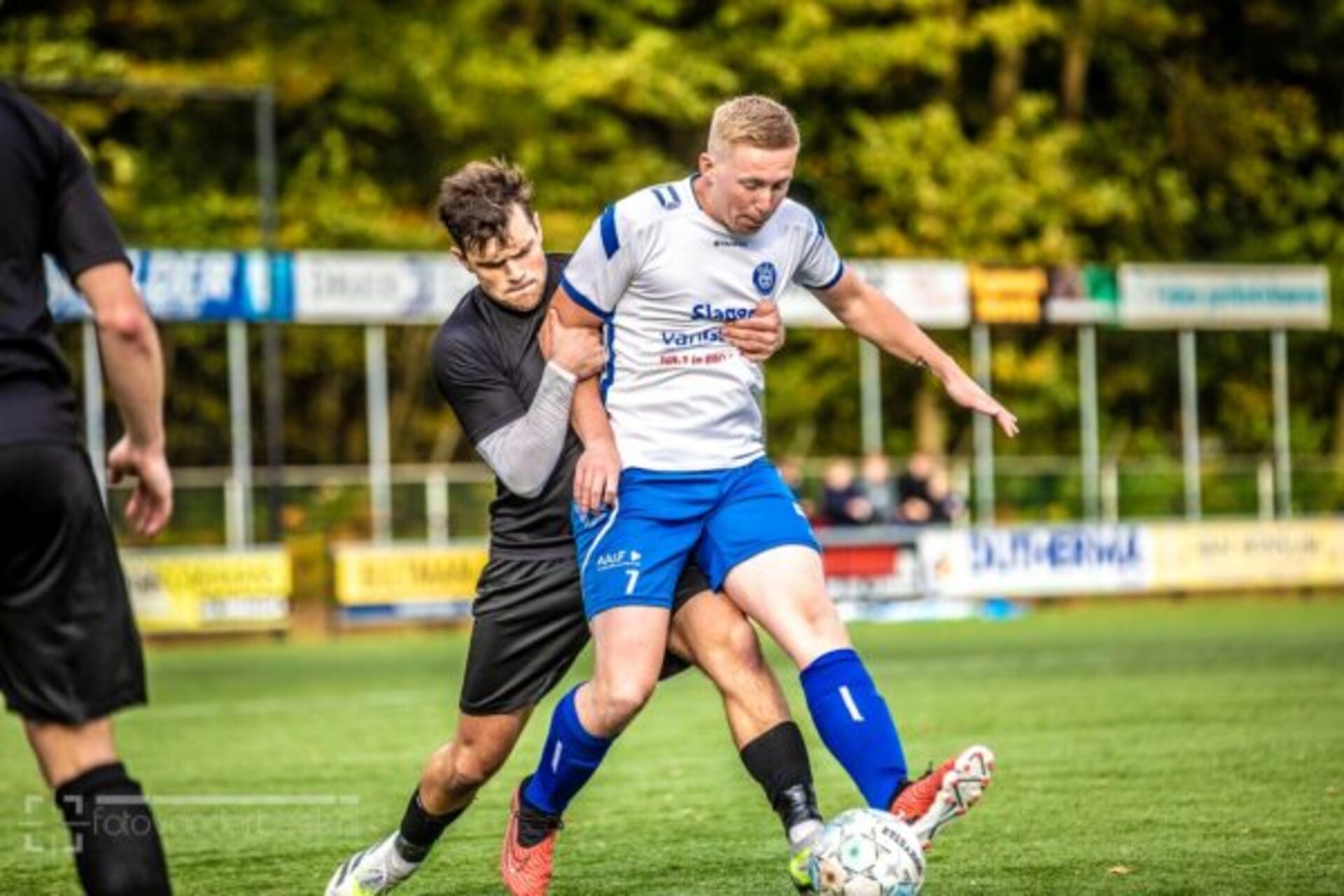 ST20231025-27133 voetbal WZC-Vevo, Yorn Kroes met Jasper Dijkslag van Vevo
Fotodatum: Zaterdag 28-oktober-2023
Plaats : Wapenveld
Adres : WZC
Onderwerp : WZC-VEVO, 
foto: Henri van der Beek