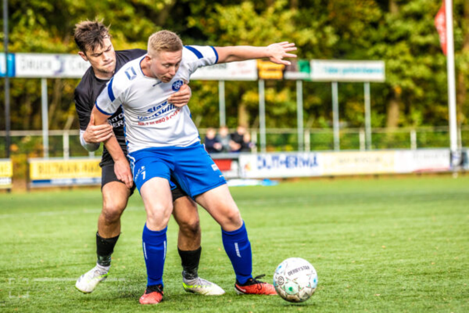 ST20231025-27133 voetbal WZC-Vevo, Yorn Kroes met Jasper Dijkslag van Vevo
Fotodatum: Zaterdag 28-oktober-2023
Plaats : Wapenveld
Adres : WZC
Onderwerp : WZC-VEVO, 
foto: Henri van der Beek