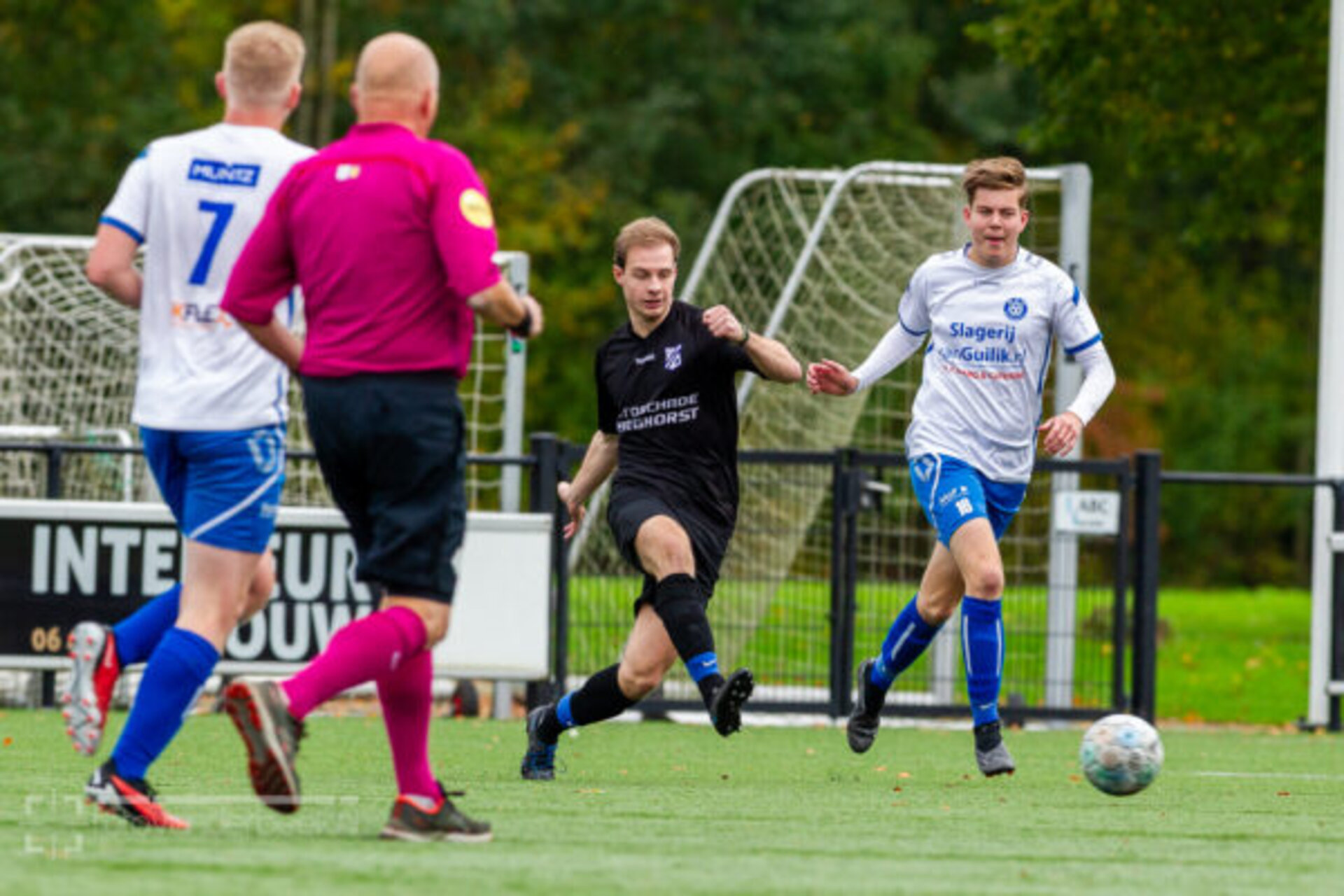 ST20231025-27133 voetbal WZC-Vevo, Jonas Faber van Vevo met Jari Dijkslag
Fotodatum: Zaterdag 28-oktober-2023
Plaats : Wapenveld
Adres : WZC
Onderwerp : WZC-VEVO, 
foto: Henri van der Beek