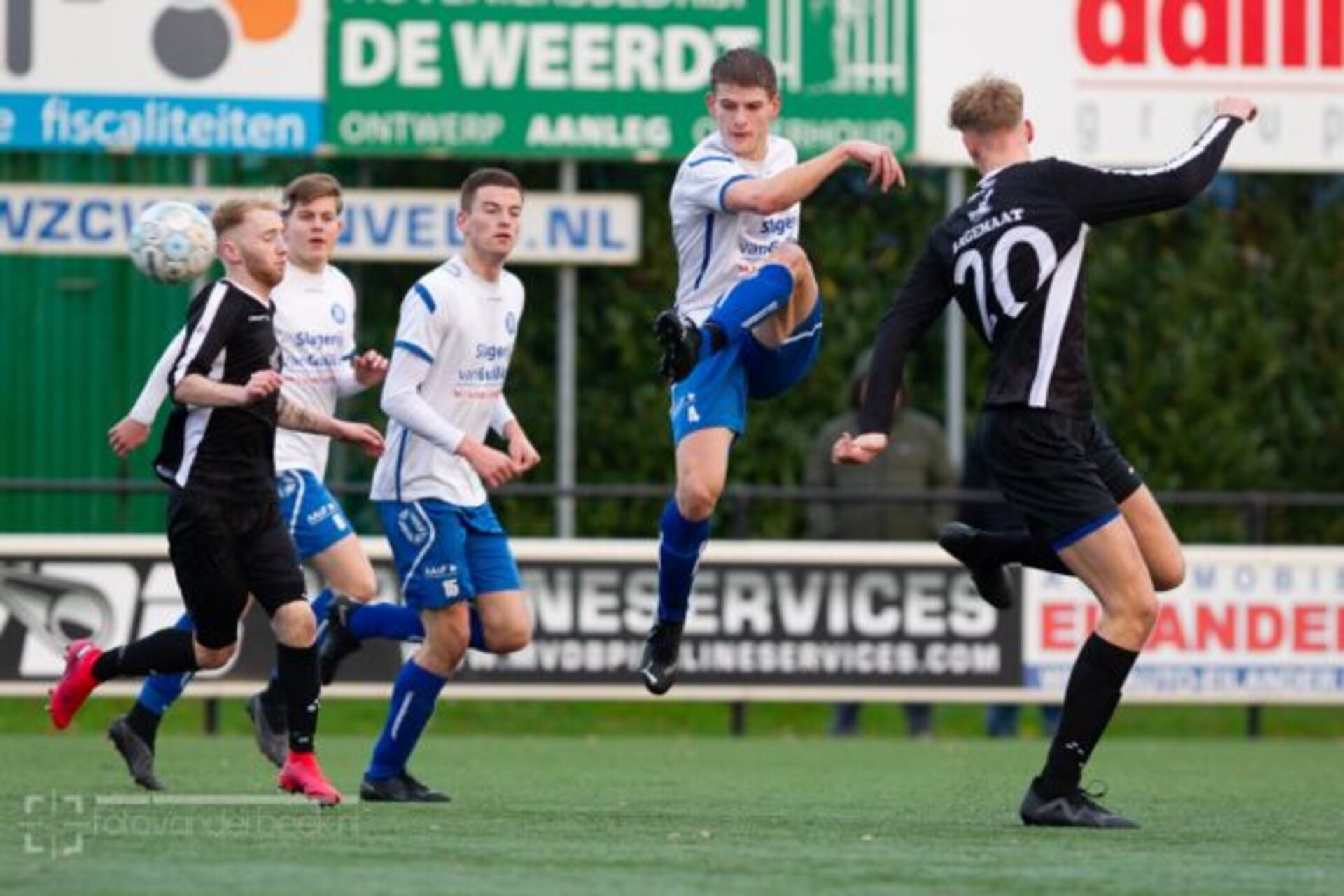 ST20231122-27737 voetbal WZC-SEH
Fotodatum: Zaterdag 25-november-2023
Plaats : Wapenveld
Adres : Zandbergen 4
Onderwerp : Amateurvoetbal, WZC - SEH
foto: Henri van der Beek