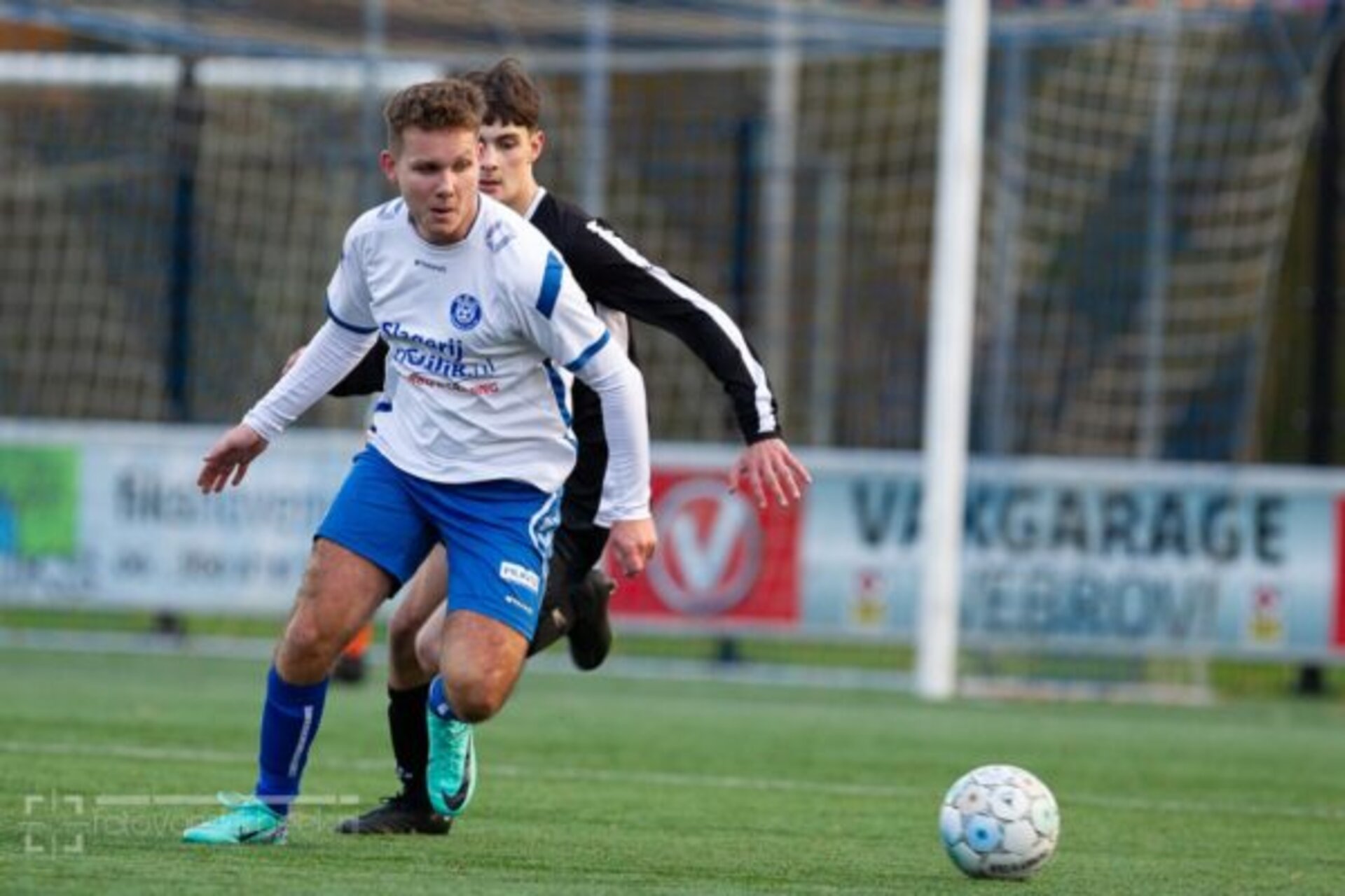 ST20231122-27737 voetbal WZC-SEH, Tygo Muller van WZC, met Nathan van Dommelen in zijn rug
Fotodatum: Zaterdag 25-november-2023
Plaats : Wapenveld
Adres : Zandbergen 4
Onderwerp : Amateurvoetbal, WZC - SEH
foto: Henri van der Beek
