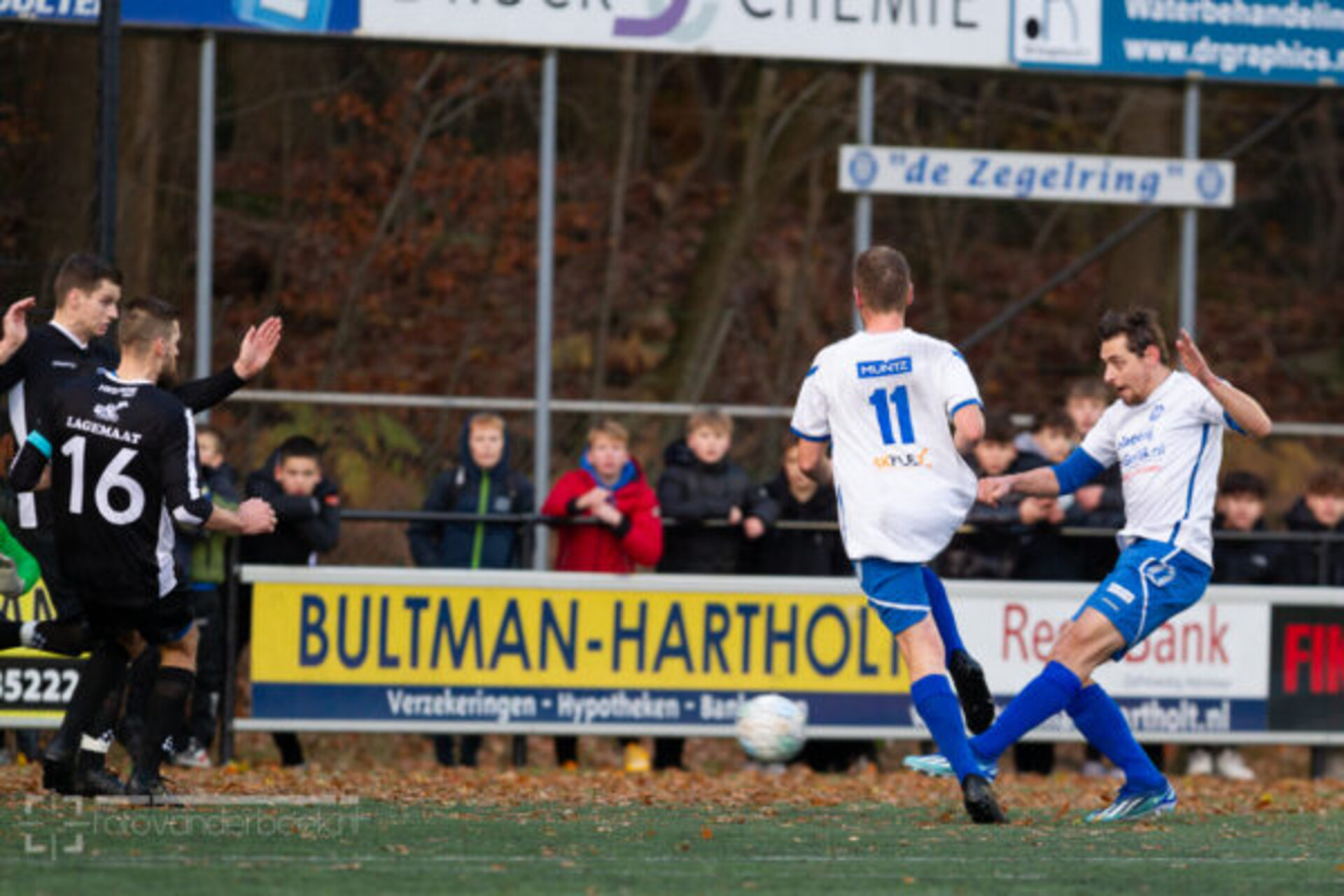 ST20231122-27737 voetbal WZC-SEH
Fotodatum: Zaterdag 25-november-2023
Plaats : Wapenveld
Adres : Zandbergen 4
Onderwerp : Amateurvoetbal, WZC - SEH
foto: Henri van der Beek