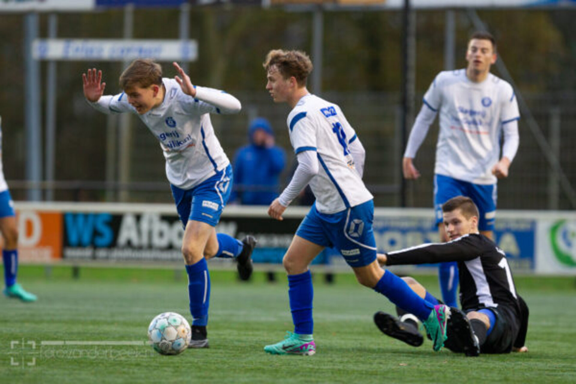 ST20231122-27737 voetbal WZC-SEH
Fotodatum: Zaterdag 25-november-2023
Plaats : Wapenveld
Adres : Zandbergen 4
Onderwerp : Amateurvoetbal, WZC - SEH
foto: Henri van der Beek