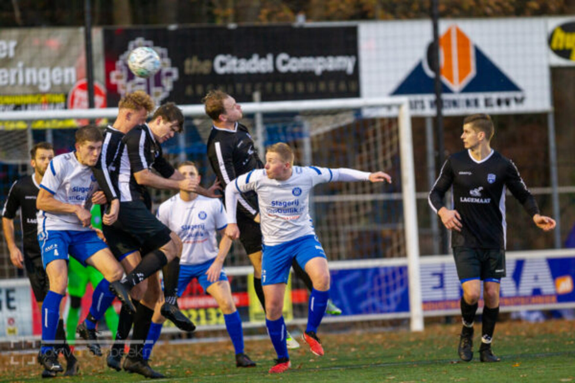 ST20231122-27737 voetbal WZC-SEH
Fotodatum: Zaterdag 25-november-2023
Plaats : Wapenveld
Adres : Zandbergen 4
Onderwerp : Amateurvoetbal, WZC - SEH
foto: Henri van der Beek