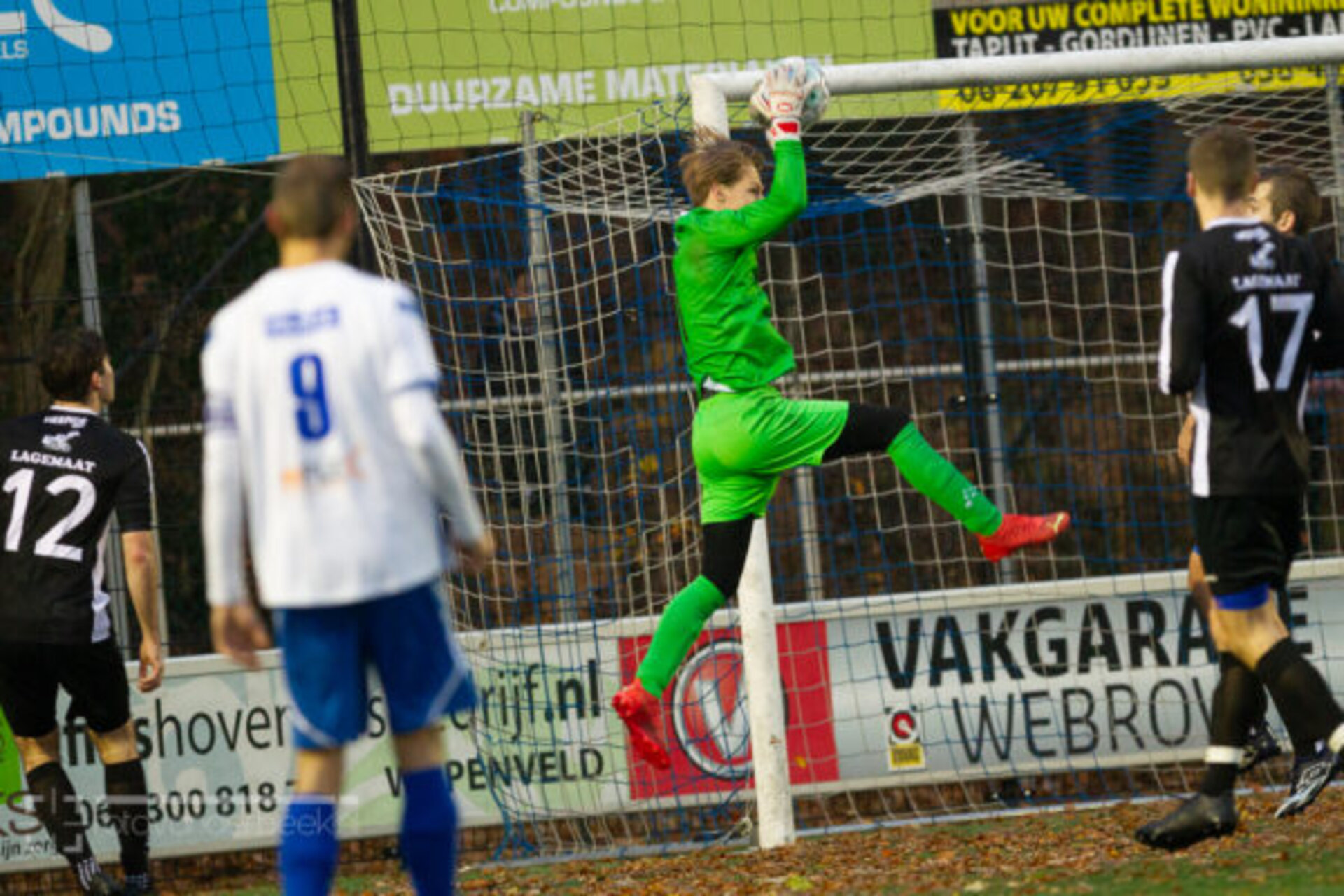 ST20231122-27737 voetbal WZC-SEH
Fotodatum: Zaterdag 25-november-2023
Plaats : Wapenveld
Adres : Zandbergen 4
Onderwerp : Amateurvoetbal, WZC - SEH
foto: Henri van der Beek