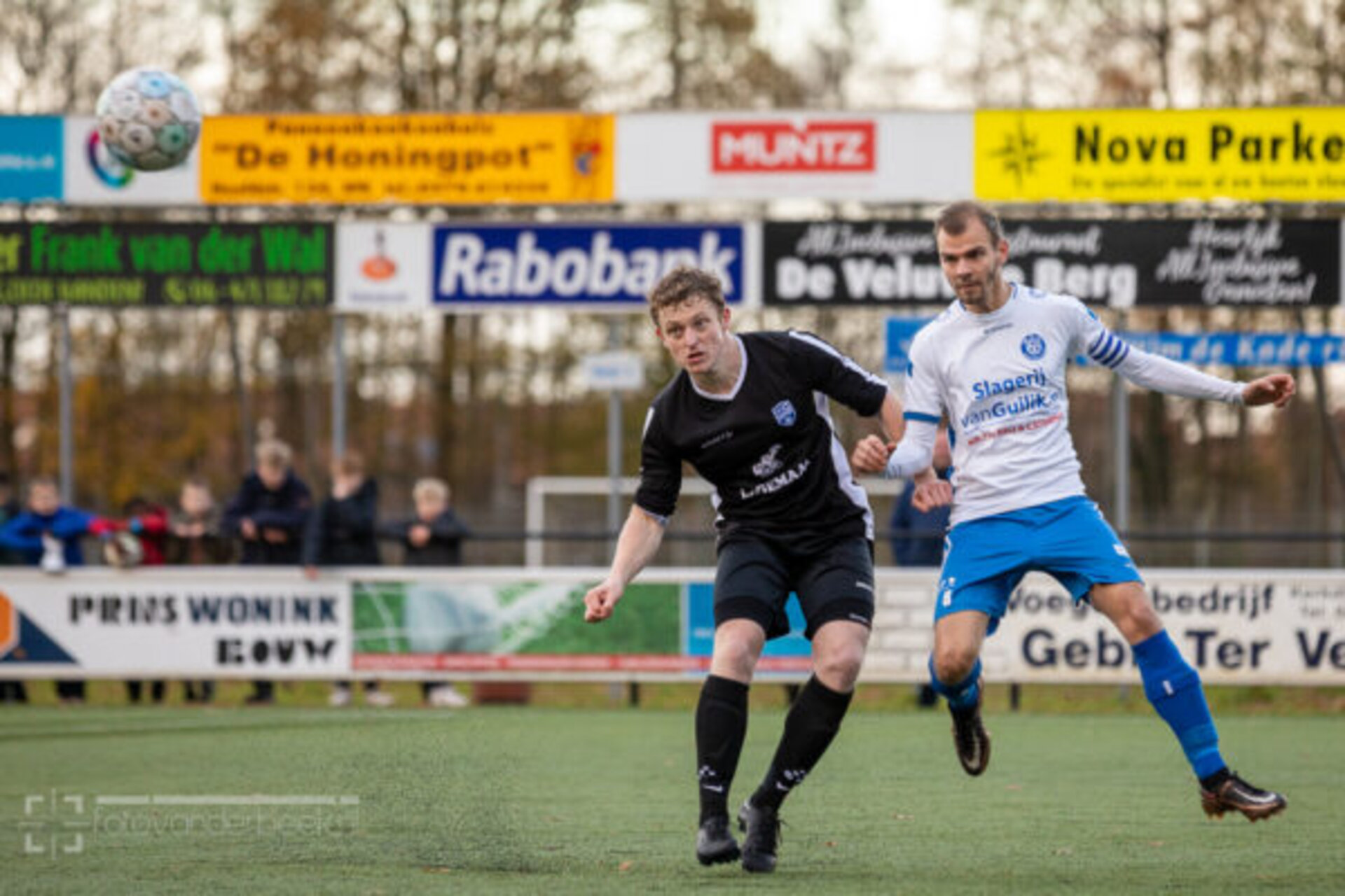 ST20231122-27737 voetbal WZC-SEH, Mike Nijland WZC en Hein Dezijn van SEH
Fotodatum: Zaterdag 25-november-2023
Plaats : Wapenveld
Adres : Zandbergen 4
Onderwerp : Amateurvoetbal, WZC - SEH
foto: Henri van der Beek