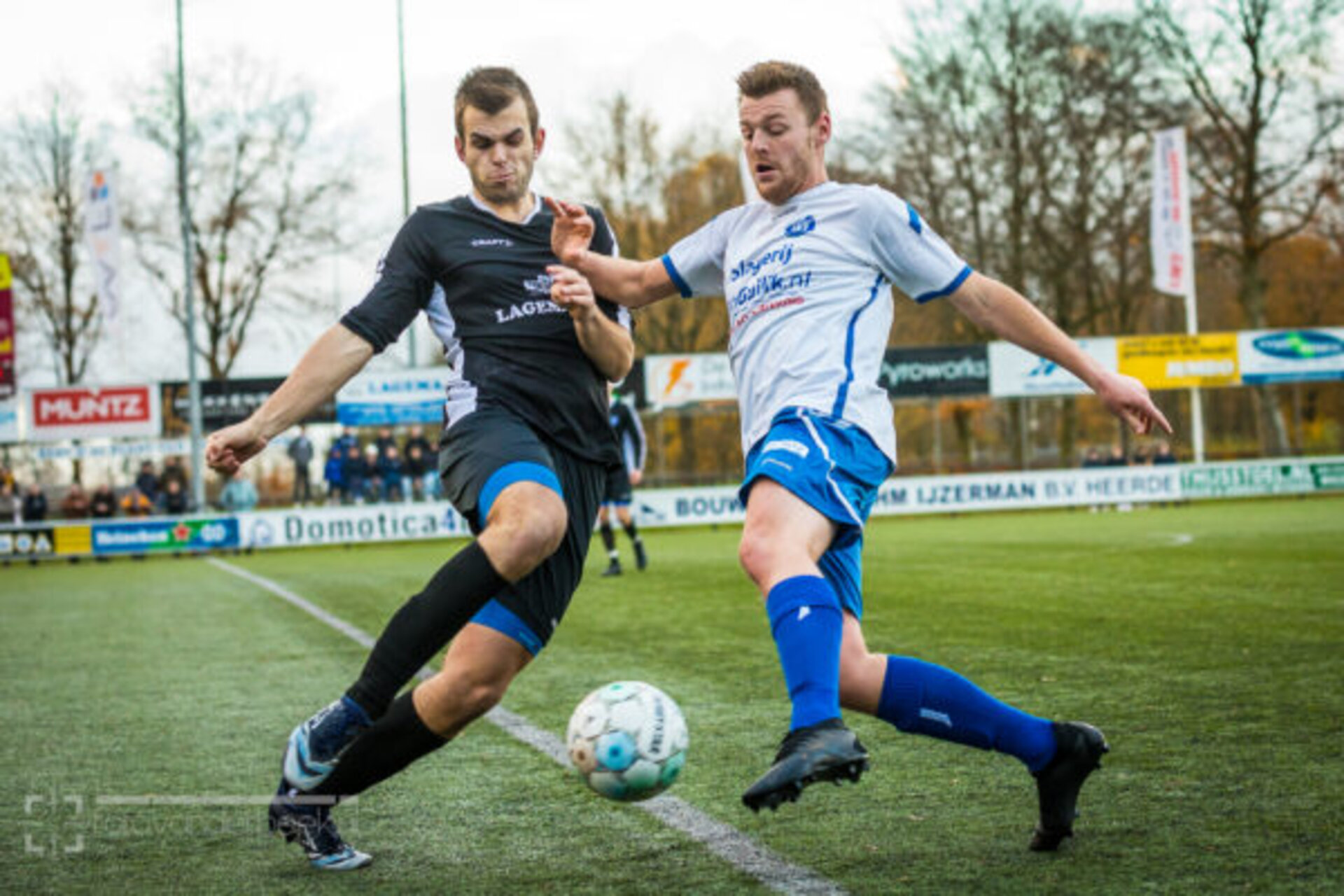 ST20231122-27737 voetbal WZC-SEH, Mike Mijnheer WZC en Robin Moerenhout van SEH
Fotodatum: Zaterdag 25-november-2023
Plaats : Wapenveld
Adres : Zandbergen 4
Onderwerp : Amateurvoetbal, WZC - SEH
foto: Henri van der Beek