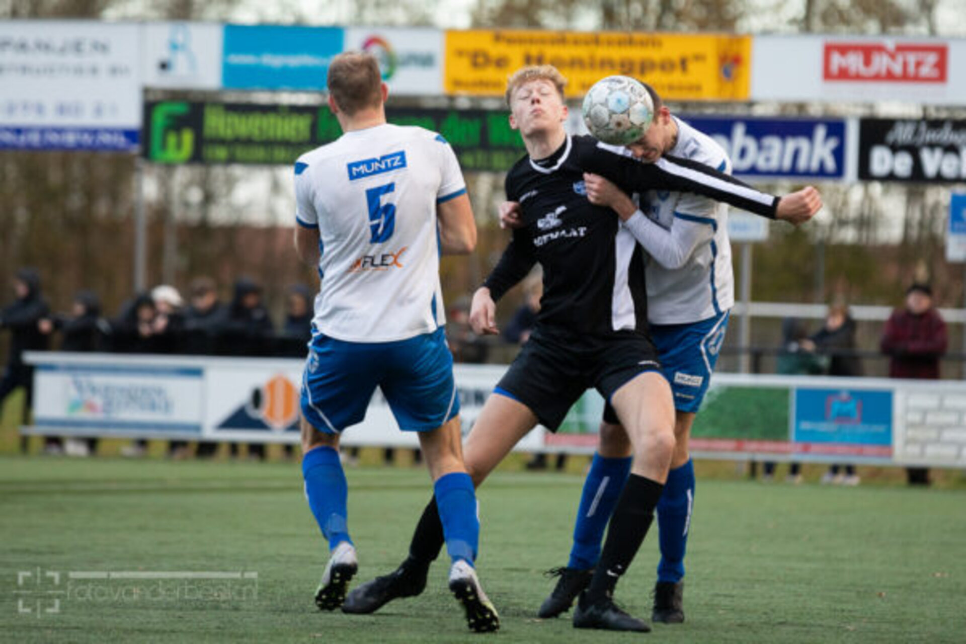 ST20231122-27737 voetbal WZC-SEH, Daan van den Beld kopt net de bal weg voor Youp Dil
Fotodatum: Zaterdag 25-november-2023
Plaats : Wapenveld
Adres : Zandbergen 4
Onderwerp : Amateurvoetbal, WZC - SEH
foto: Henri van der Beek