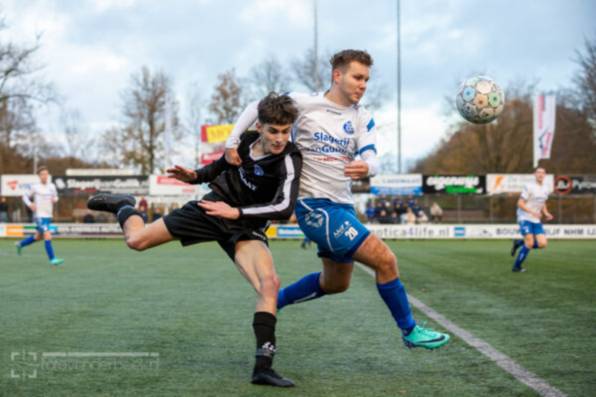 ST20231122-27737 voetbal WZC-SEH, Tygo Muller van WZC, met Nathan van Dommelen in zijn rug
Fotodatum: Zaterdag 25-november-2023
Plaats : Wapenveld
Adres : Zandbergen 4
Onderwerp : Amateurvoetbal, WZC - SEH
foto: Henri van der Beek
Fotodatum: Zaterdag 25-november-2023
Plaats : Wapenveld
Adres : Zandbergen 4
Onderwerp : Amateurvoetbal, WZC - SEH
foto: Henri van der Beek