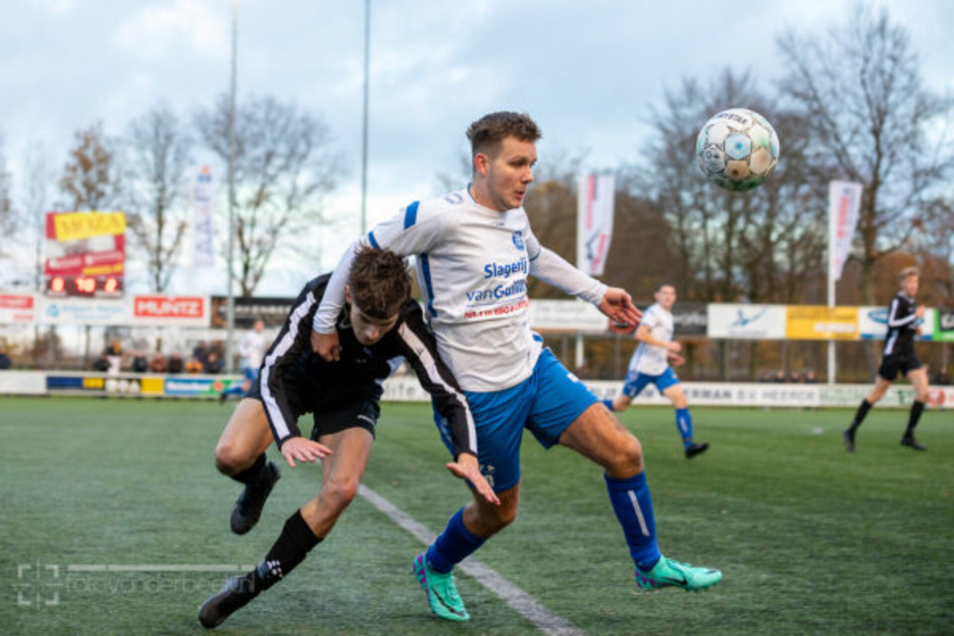 ST20231122-27737 voetbal WZC-SEH, Tygo Muller van WZC, met Nathan van Dommelen in zijn rug
Fotodatum: Zaterdag 25-november-2023
Plaats : Wapenveld
Adres : Zandbergen 4
Onderwerp : Amateurvoetbal, WZC - SEH
foto: Henri van der Beek
Fotodatum: Zaterdag 25-november-2023
Plaats : Wapenveld
Adres : Zandbergen 4
Onderwerp : Amateurvoetbal, WZC - SEH
foto: Henri van der Beek