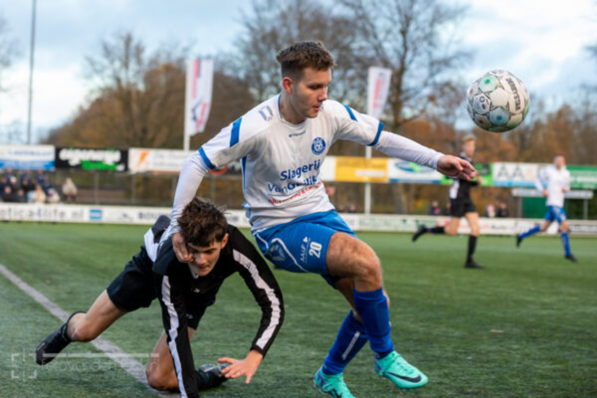 ST20231122-27737 voetbal WZC-SEH, Tygo Muller van WZC, met Nathan van Dommelen in zijn rug
Fotodatum: Zaterdag 25-november-2023
Plaats : Wapenveld
Adres : Zandbergen 4
Onderwerp : Amateurvoetbal, WZC - SEH
foto: Henri van der Beek
Fotodatum: Zaterdag 25-november-2023
Plaats : Wapenveld
Adres : Zandbergen 4
Onderwerp : Amateurvoetbal, WZC - SEH
foto: Henri van der Beek
