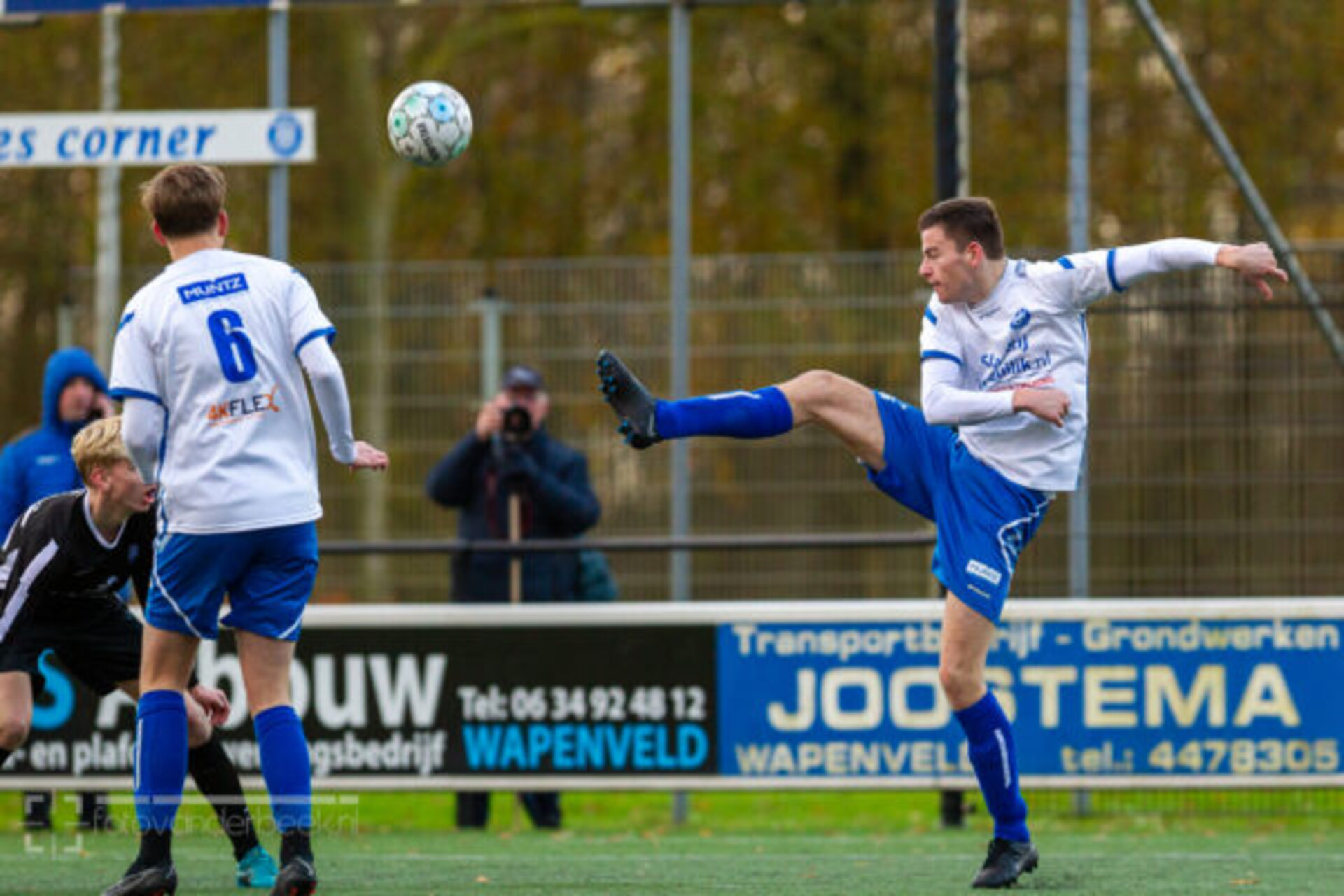ST20231122-27737 voetbal WZC-SEH
Fotodatum: Zaterdag 25-november-2023
Plaats : Wapenveld
Adres : Zandbergen 4
Onderwerp : Amateurvoetbal, WZC - SEH
foto: Henri van der Beek