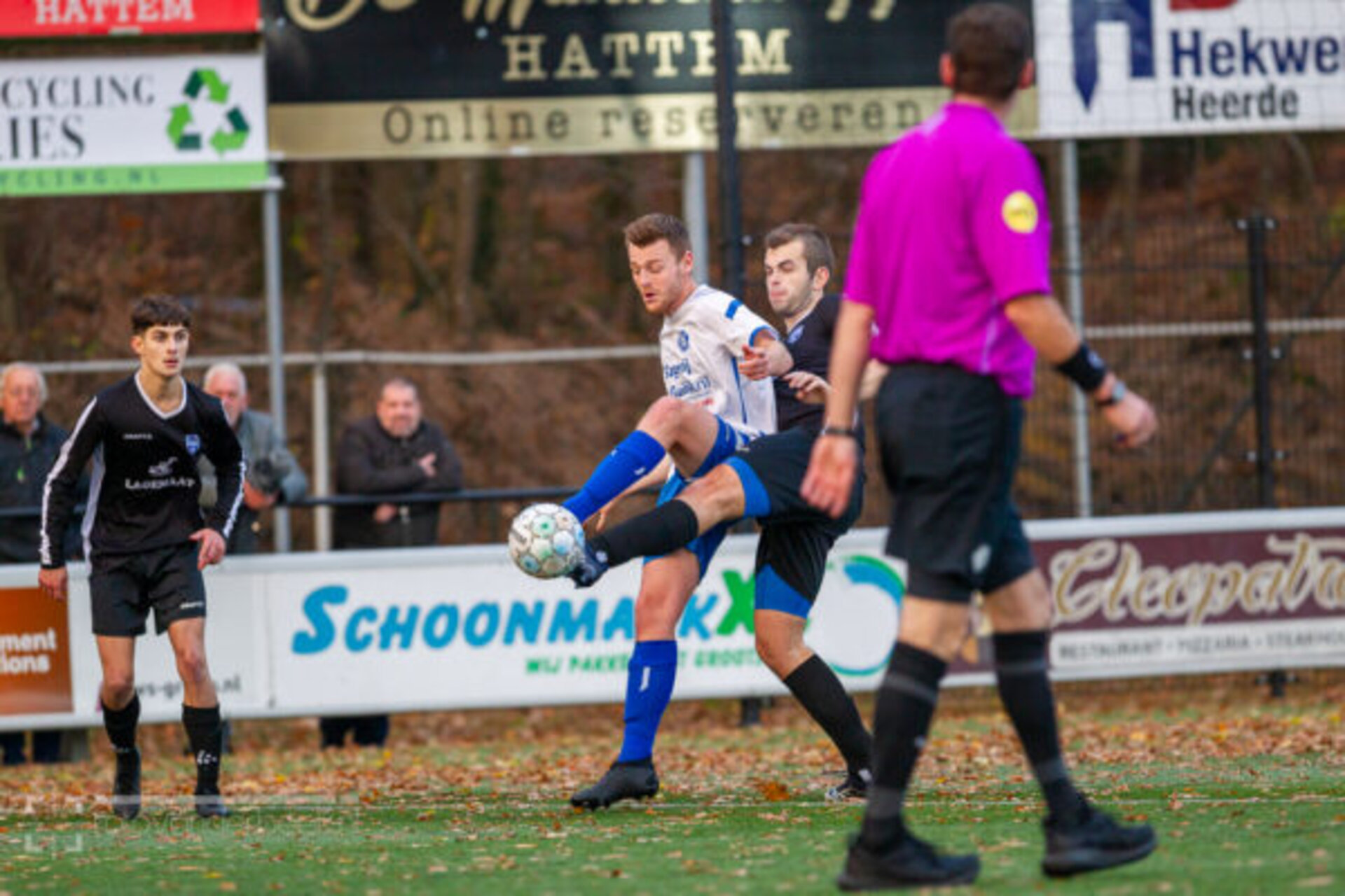 ST20231122-27737 voetbal WZC-SEH
Fotodatum: Zaterdag 25-november-2023
Plaats : Wapenveld
Adres : Zandbergen 4
Onderwerp : Amateurvoetbal, WZC - SEH
foto: Henri van der Beek