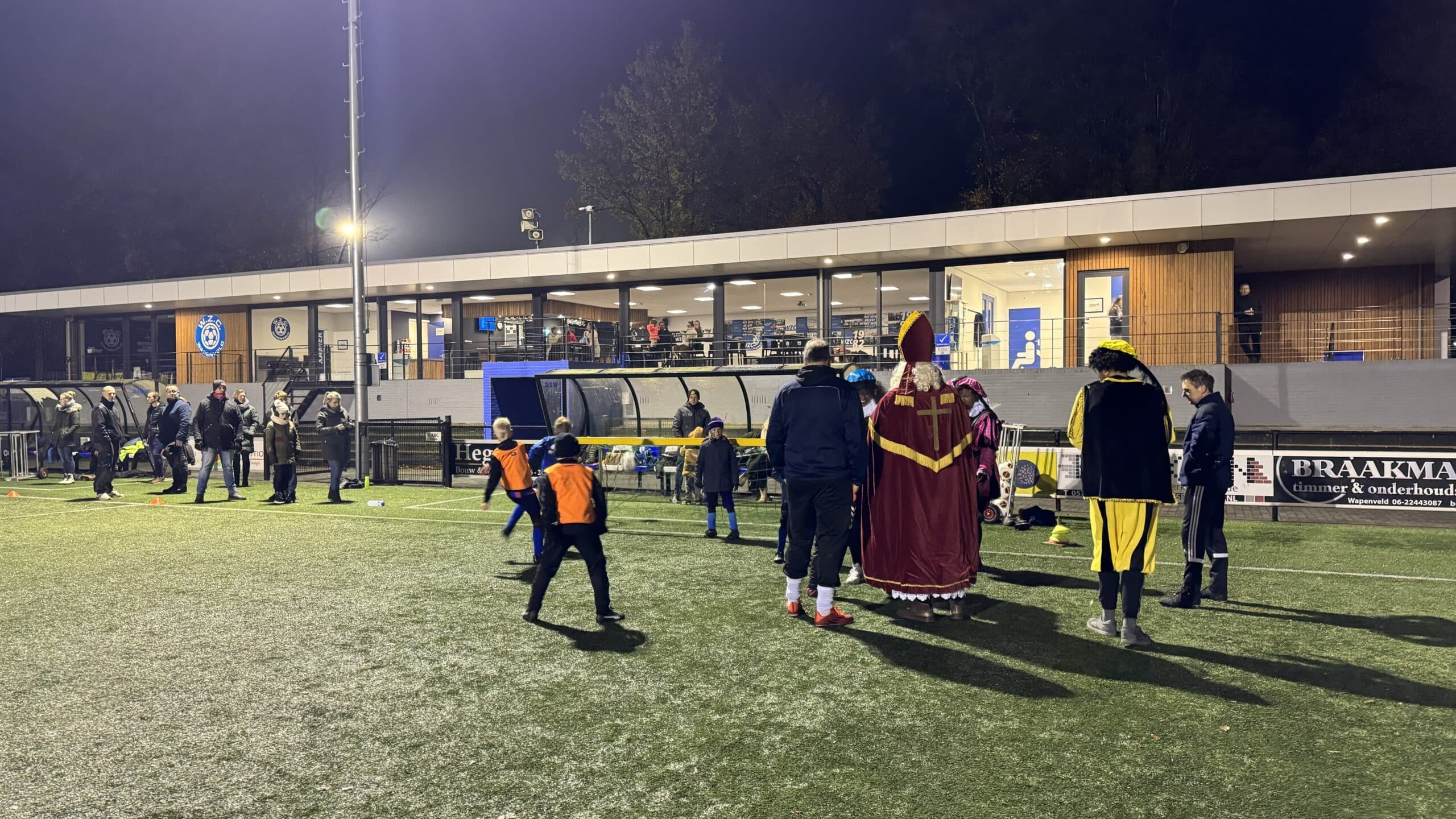 Sinterklaas en zijn Pieten schitteren op het veld van WZC
