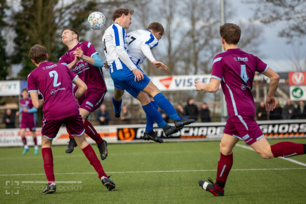 ST20240313-29911 Voetbal Vevo-WZC, volop strijd voor de bal
Fotodatum: Zaterdag 16-maart-2024
Plaats : Veessen
Adres : Veesser Enkweg 39
Onderwerp : Amateurvoetbal, VEVO - WZC
foto: Henri van der Beek