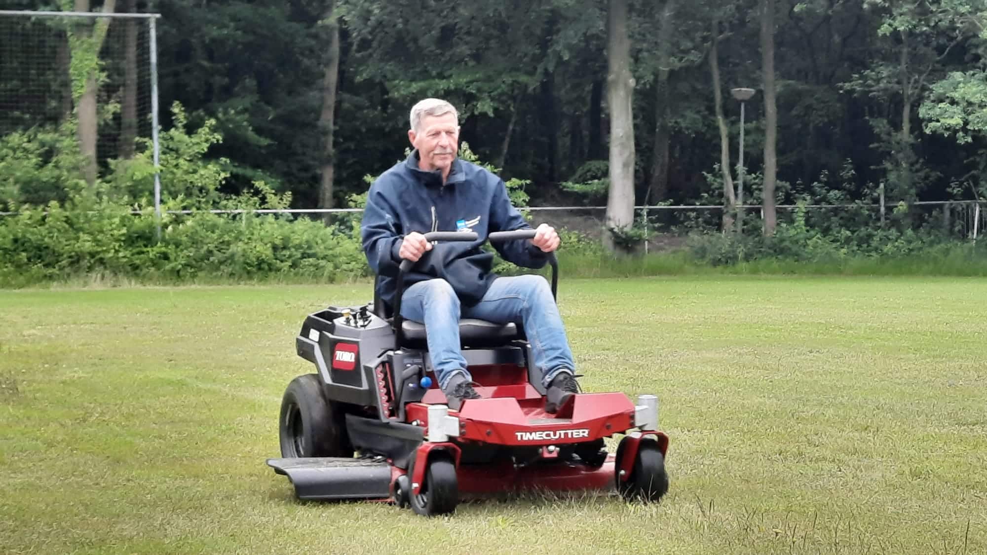 Supportersvereniging biedt WZC onderhoudsploeg nieuwe zitmaaier aan !