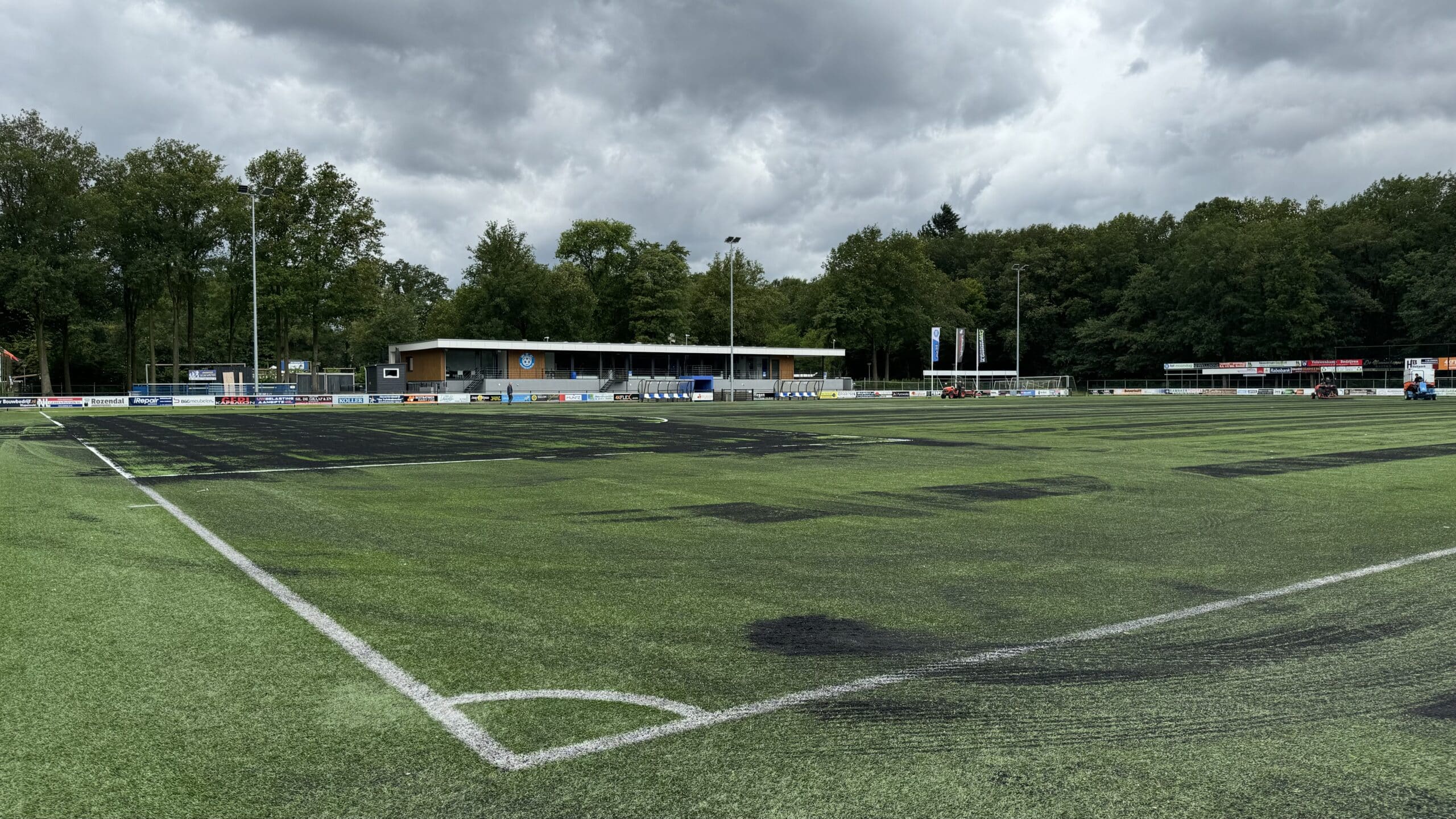 Hoofdveld gedeeltelijk voorzien van nieuw kunstgras