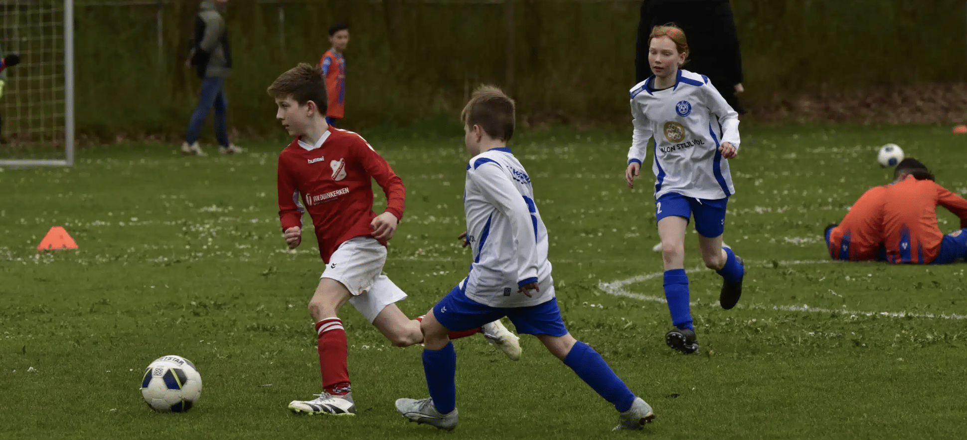 De jeugdteams 9-2 en 15-2 willen heel graag voetballen en zoeken nog een leider en trainer