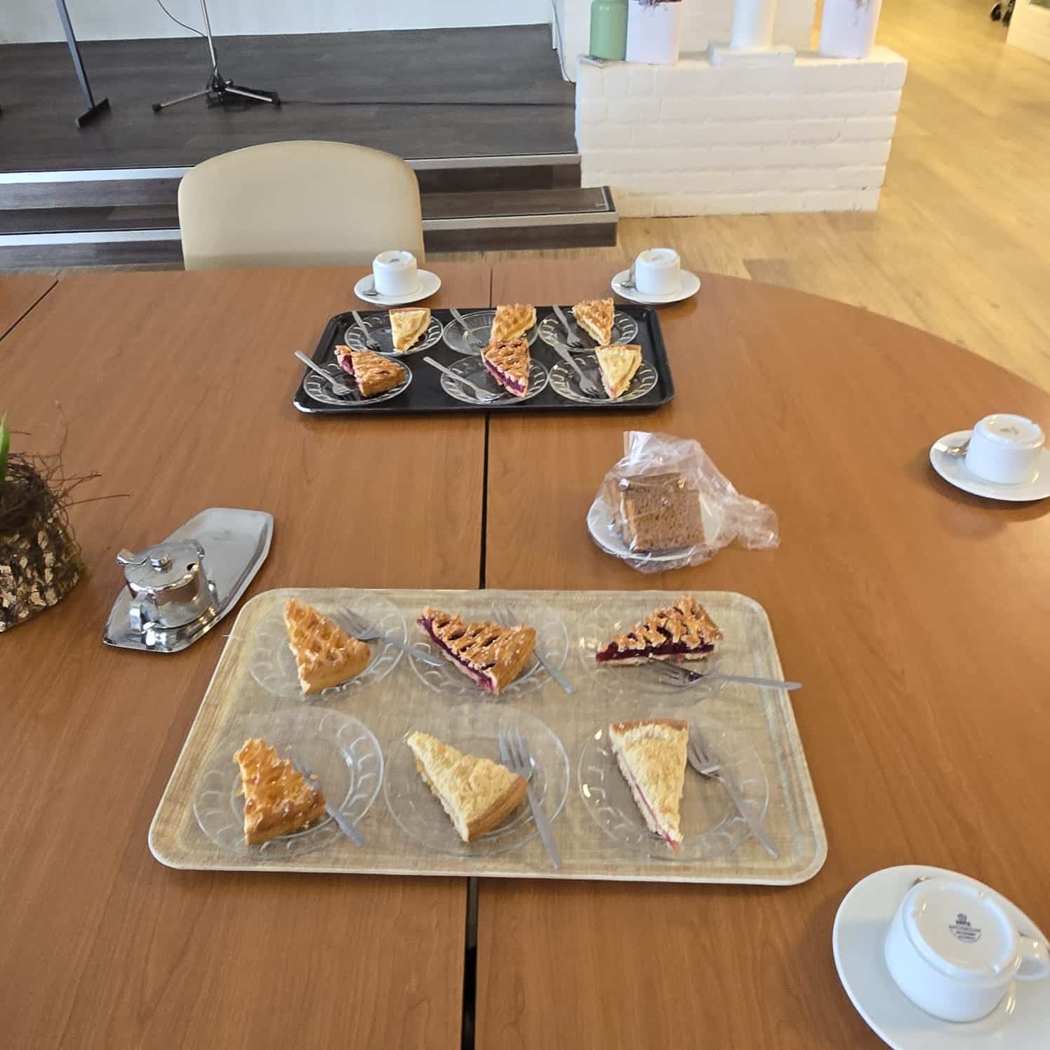 Supporters verrassen bewoners Rehoboth met gebak